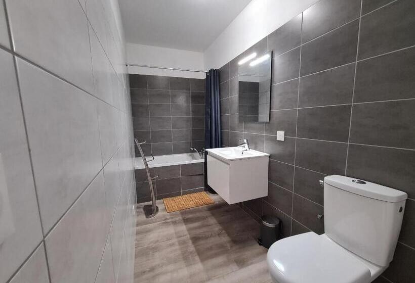 Maison Calme Avec Jardin Et Terrasse, Proche Châteauroux, 3 Chambres, 3 Salles De Bain, Parking Incl