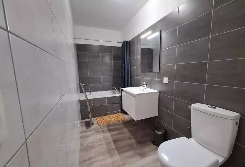 Maison Calme Avec Jardin Et Terrasse, Proche Châteauroux, 3 Chambres, 3 Salles De Bain, Parking Incl