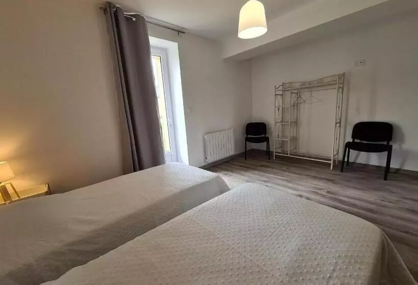 Maison Calme Avec Jardin Et Terrasse, Proche Châteauroux, 3 Chambres, 3 Salles De Bain, Parking Incl
