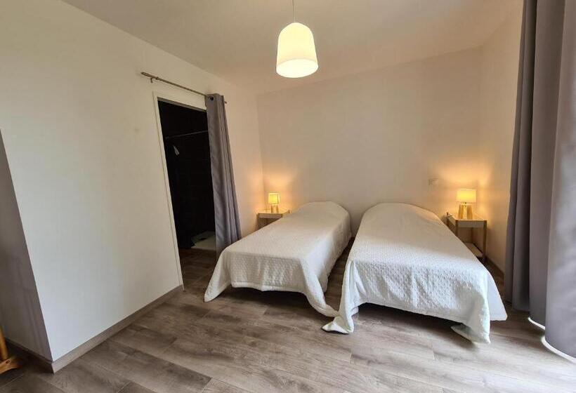 Maison Calme Avec Jardin Et Terrasse, Proche Châteauroux, 3 Chambres, 3 Salles De Bain, Parking Incl