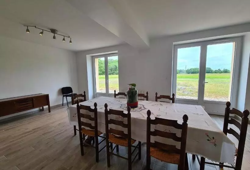 Maison Calme Avec Jardin Et Terrasse, Proche Châteauroux, 3 Chambres, 3 Salles De Bain, Parking Incl