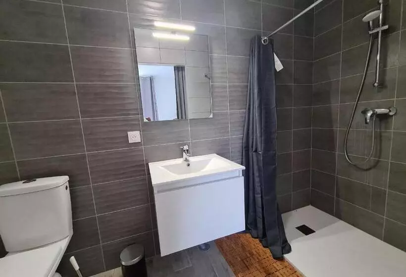 Maison Calme Avec Jardin Et Terrasse, Proche Châteauroux, 3 Chambres, 3 Salles De Bain, Parking Incl