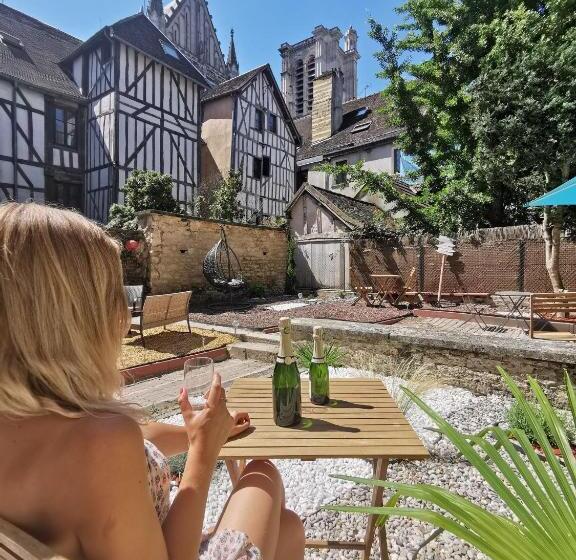 La Marmotte De La Cathédrale Calme Jardin