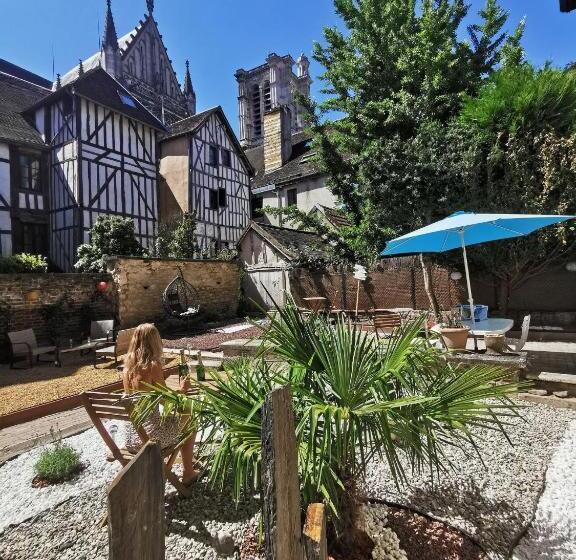 La Marmotte De La Cathédrale Calme Jardin