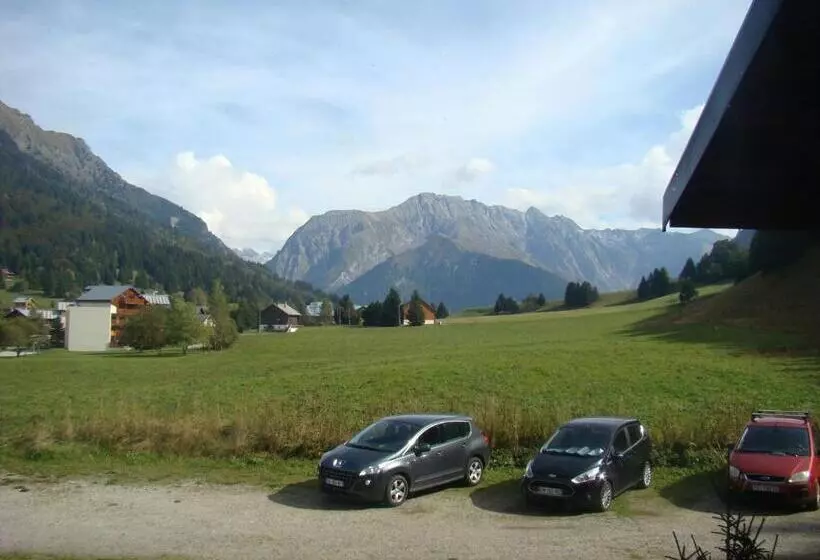 Studio Au Calme Face Aux Montagnes Dans Station De Ski