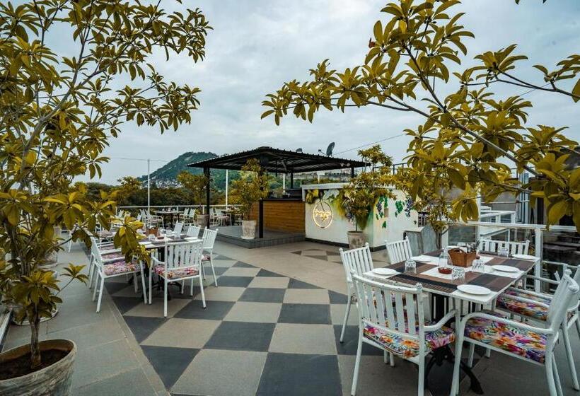 Tripli Hotels Shiv Villas