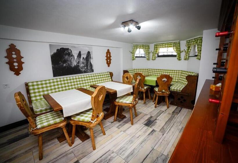 هتل Colț De Austria