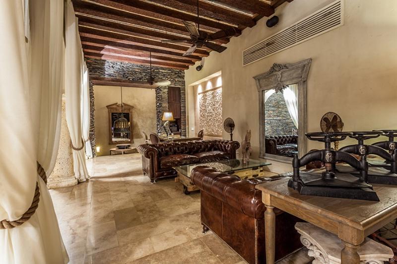 هتل Bastion Luxury