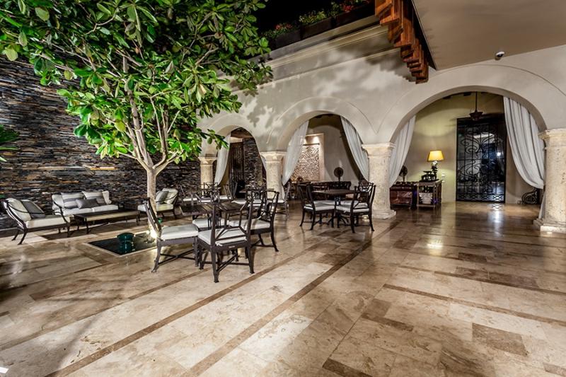 هتل Bastion Luxury