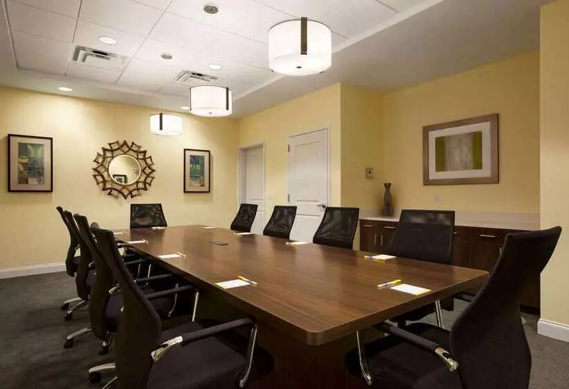 هتل Days Inn & Suites By Wyndham Altoona