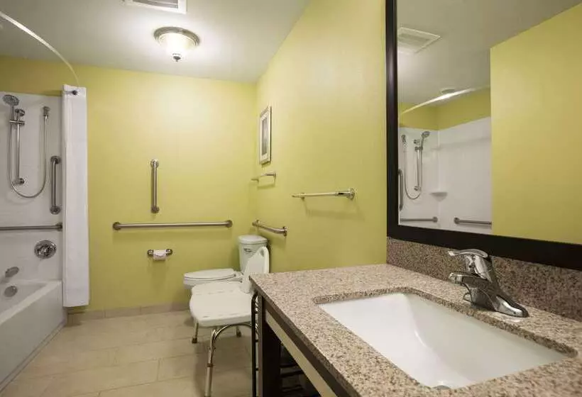 هتل Days Inn & Suites By Wyndham Altoona