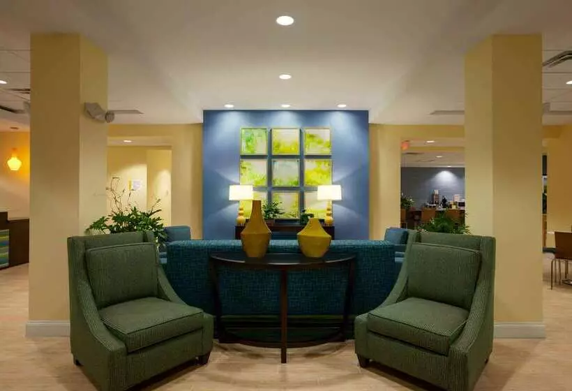هتل Days Inn & Suites By Wyndham Altoona