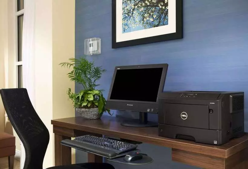 هتل Days Inn & Suites By Wyndham Altoona