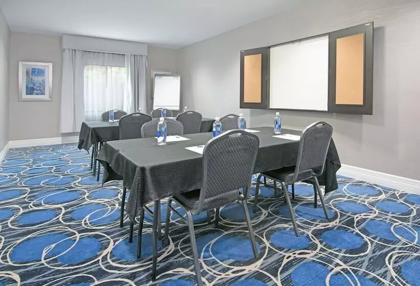 ホテル Holiday Inn Express And Suites Houston North   Iah Area, An Ihg
