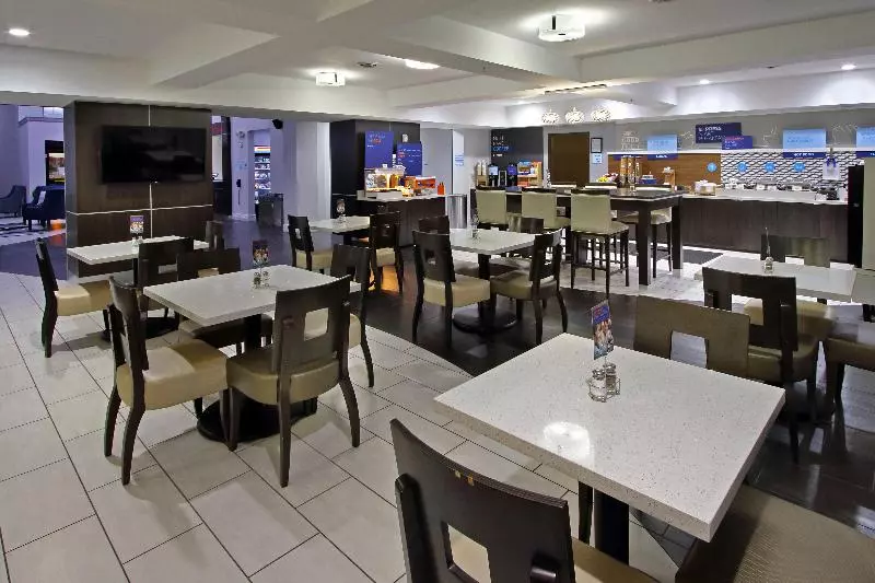 ホテル Holiday Inn Express And Suites Houston North   Iah Area, An Ihg