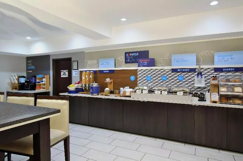 ホテル Holiday Inn Express And Suites Houston North   Iah Area, An Ihg