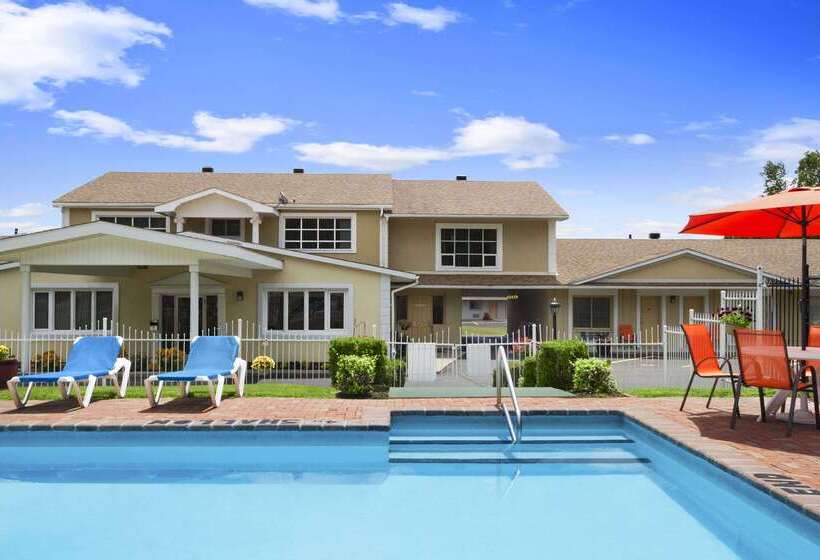 모텔 Super 8 By Wyndham Brockville