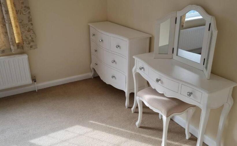 Lovely 2 Bedroom New Forest Apartment On A Farm