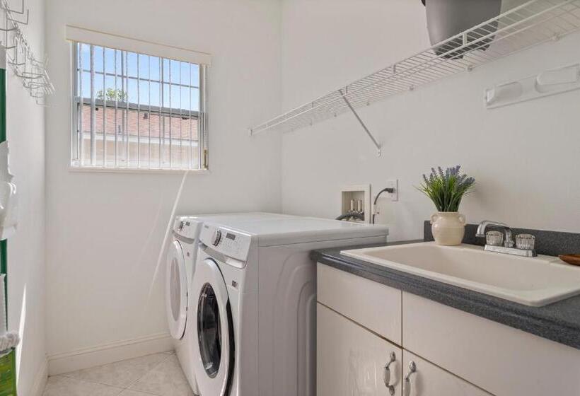 Villa Las Palmas Beautiful Fenced In Pool Home With Spa Sleeps 8