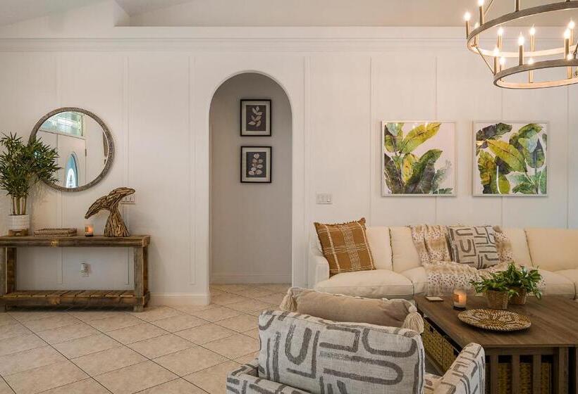 Villa Las Palmas Beautiful Fenced In Pool Home With Spa Sleeps 8