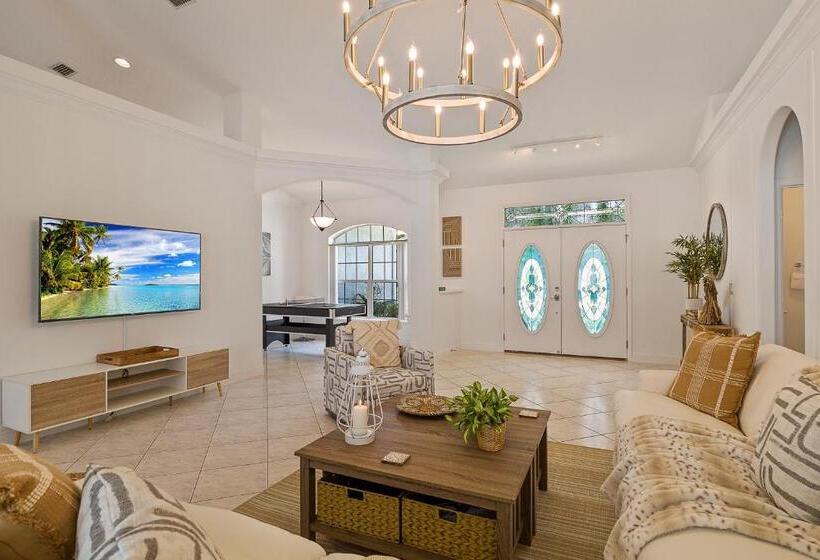 Villa Las Palmas Beautiful Fenced In Pool Home With Spa Sleeps 8