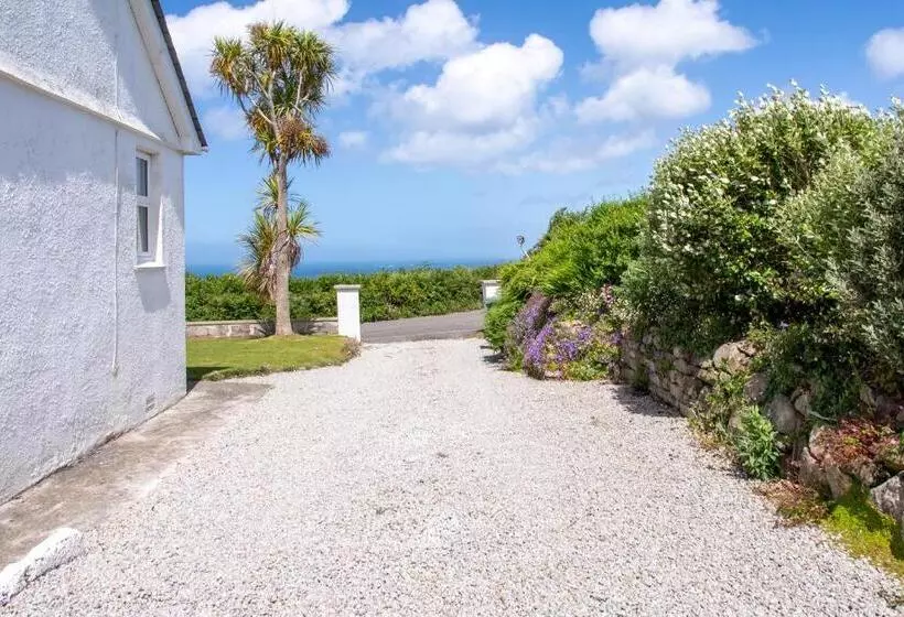 St Ives House Lowenek