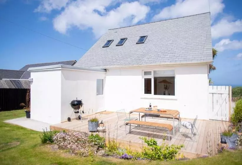 St Ives House Lowenek