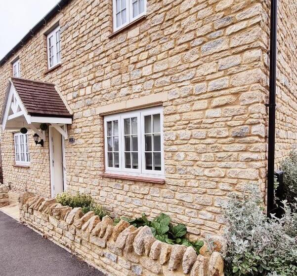 The Silverstone House. Comfort, Convenience And No Hassle At The Doorstep Of Silverstone Race Circui