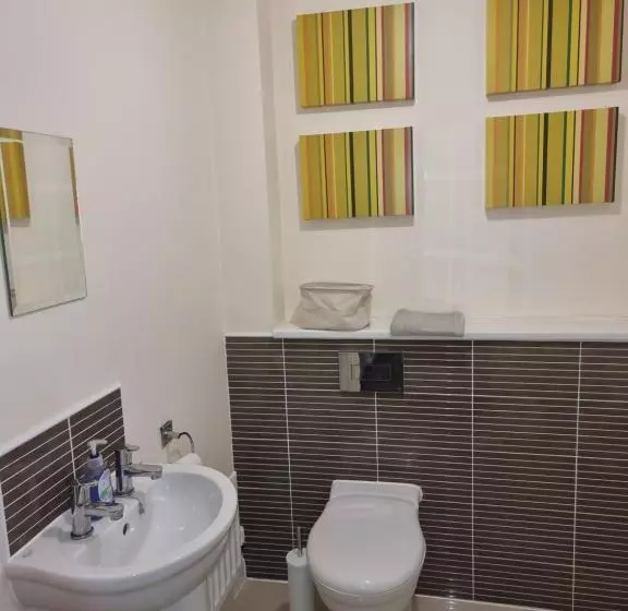 The Silverstone House. Comfort, Convenience And No Hassle At The Doorstep Of Silverstone Race Circui