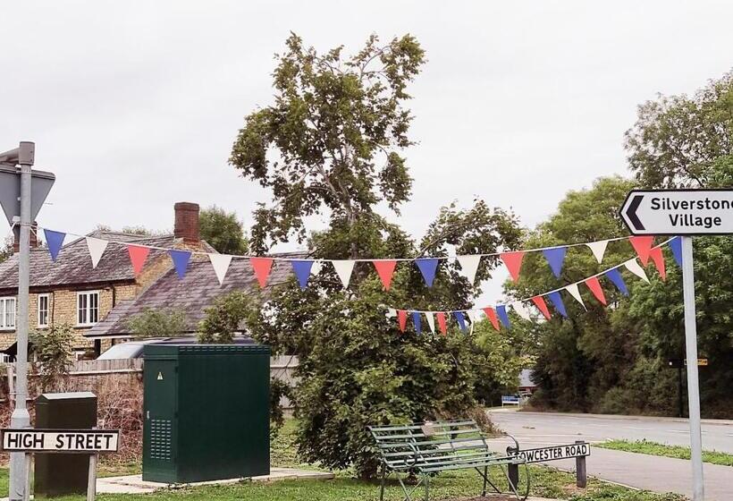 The Silverstone House. Comfort, Convenience And No Hassle At The Doorstep Of Silverstone Race Circui