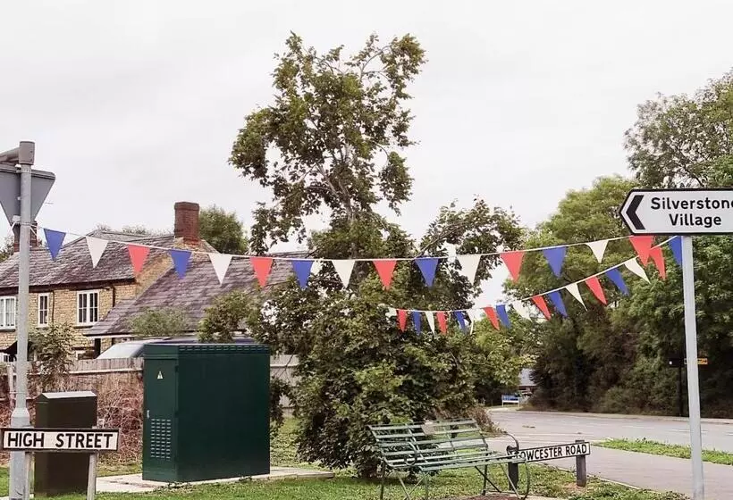 The Silverstone House. Comfort, Convenience And No Hassle At The Doorstep Of Silverstone Race Circui