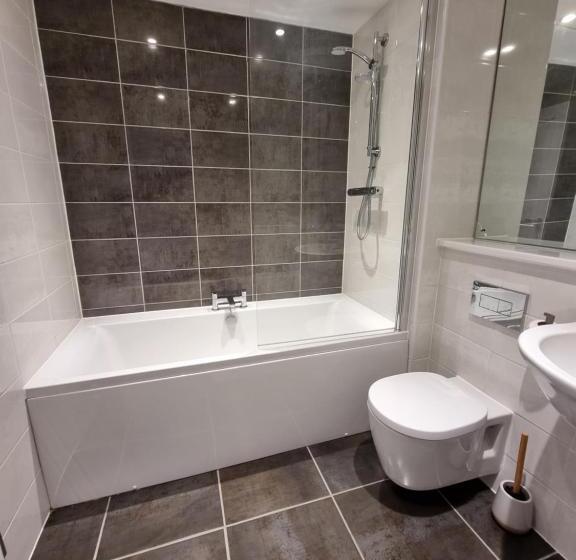 The Silverstone House. Comfort, Convenience And No Hassle At The Doorstep Of Silverstone Race Circui