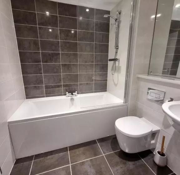 The Silverstone House. Comfort, Convenience And No Hassle At The Doorstep Of Silverstone Race Circui