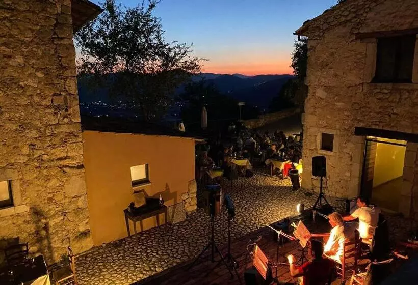 Hotelli Antico Borgo Di Albe