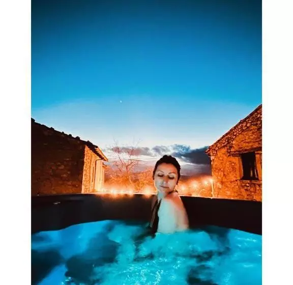 Hotelli Antico Borgo Di Albe