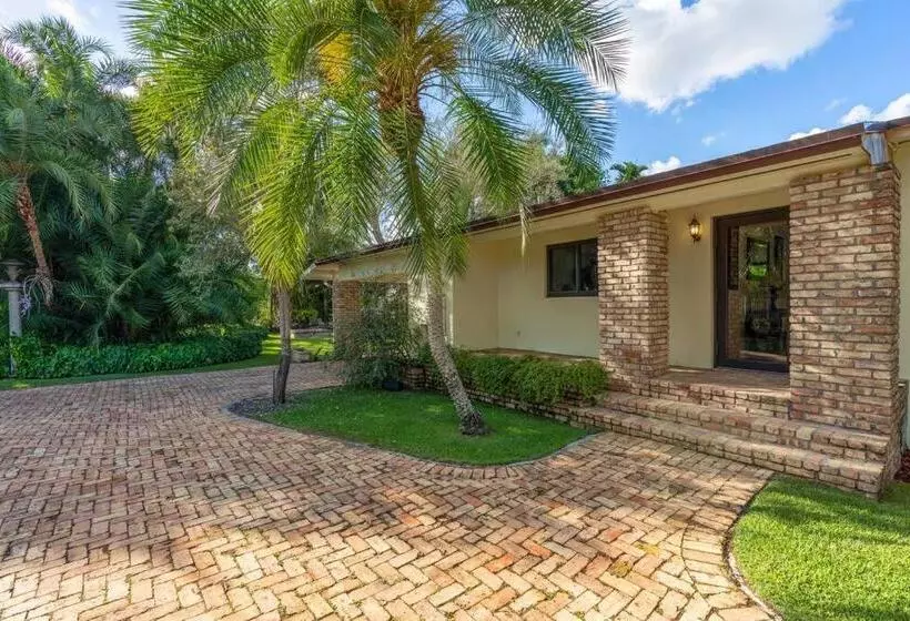 The Garden House Hot Tub Pool And Lush Garden Oasis