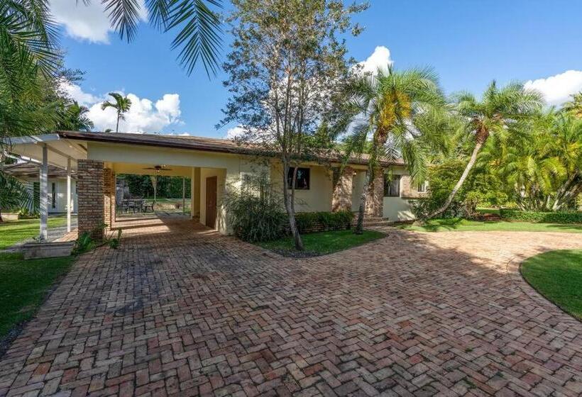 The Garden House Hot Tub Pool And Lush Garden Oasis