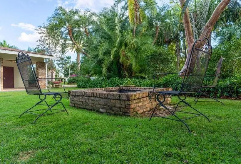 The Garden House Hot Tub Pool And Lush Garden Oasis