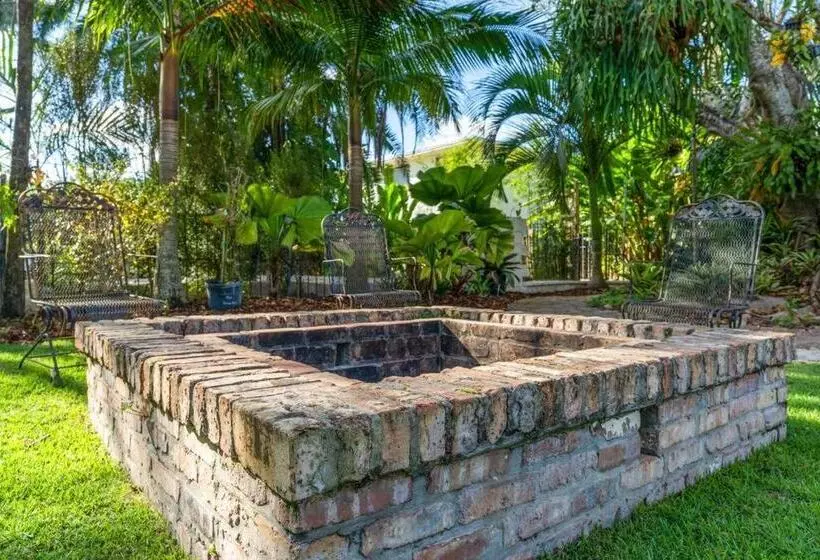 The Garden House Hot Tub Pool And Lush Garden Oasis