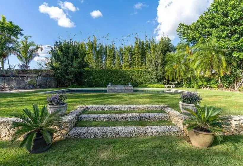 The Garden House Hot Tub Pool And Lush Garden Oasis