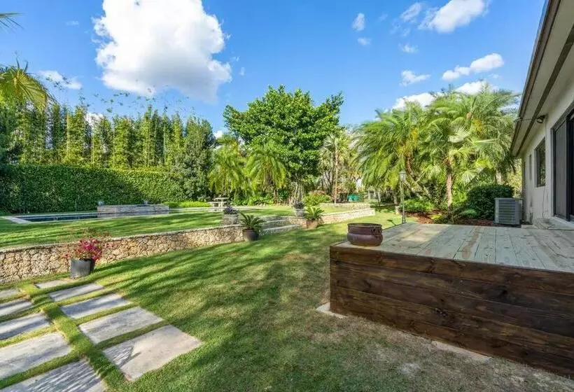 The Garden House Hot Tub Pool And Lush Garden Oasis