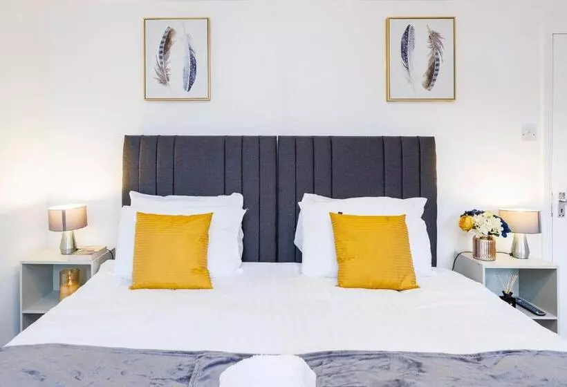 Lovely 2 Bd Hse With Parking Near Excel