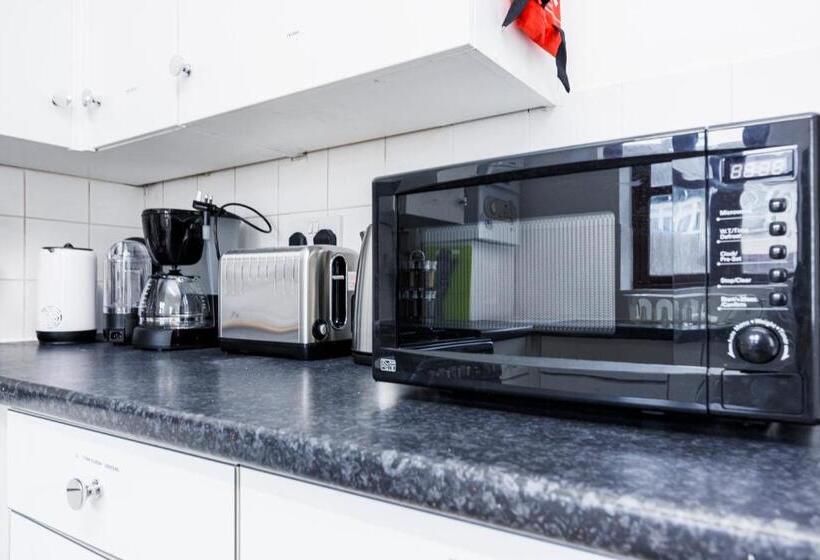 Lovely 2 Bd Hse With Parking Near Excel