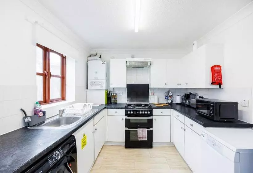 Lovely 2 Bd Hse With Parking Near Excel