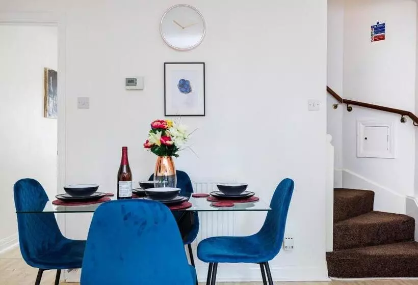 Lovely 2 Bd Hse With Parking Near Excel