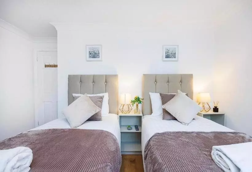 Lovely 2 Bd Hse With Parking Near Excel