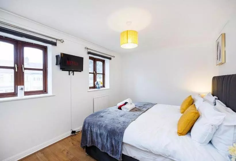 Lovely 2 Bd Hse With Parking Near Excel