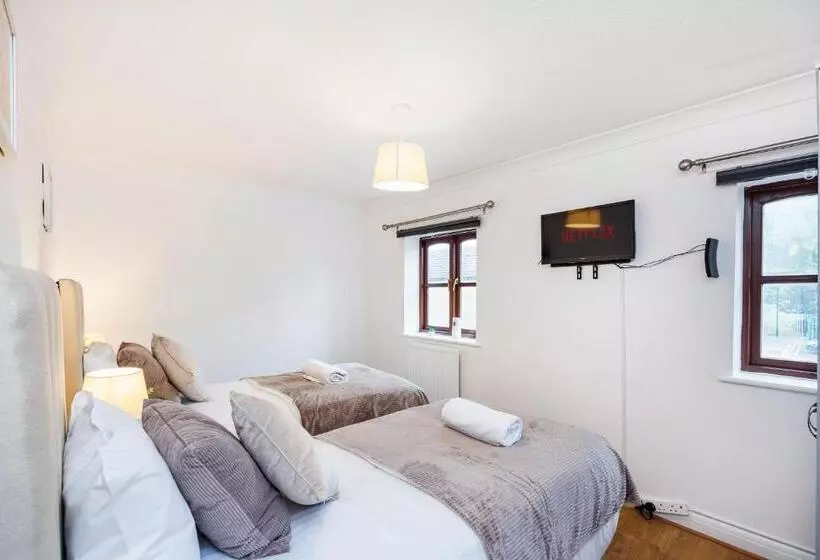 Lovely 2 Bd Hse With Parking Near Excel