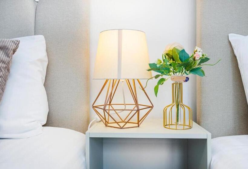 Lovely 2 Bd Hse With Parking Near Excel