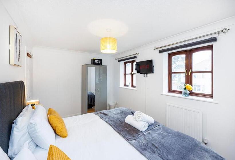 Lovely 2 Bd Hse With Parking Near Excel